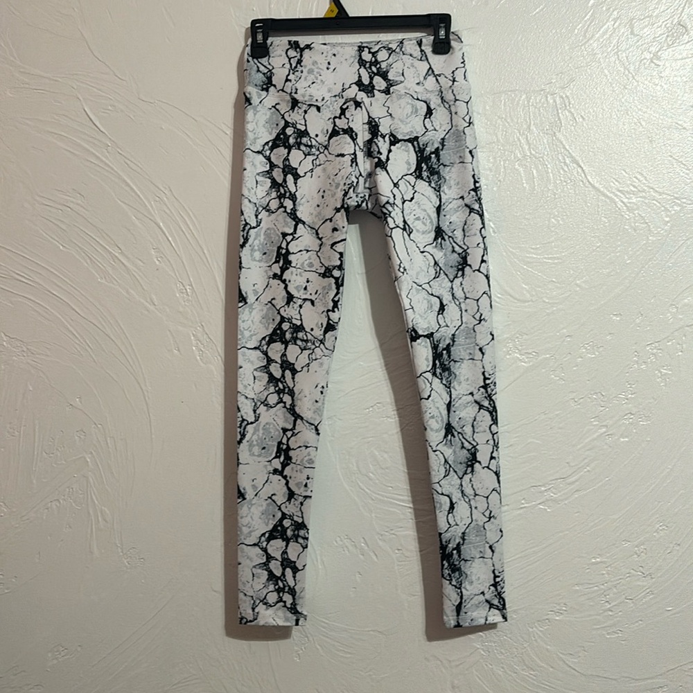Women’s free yoga tights black and white marble print. Size small